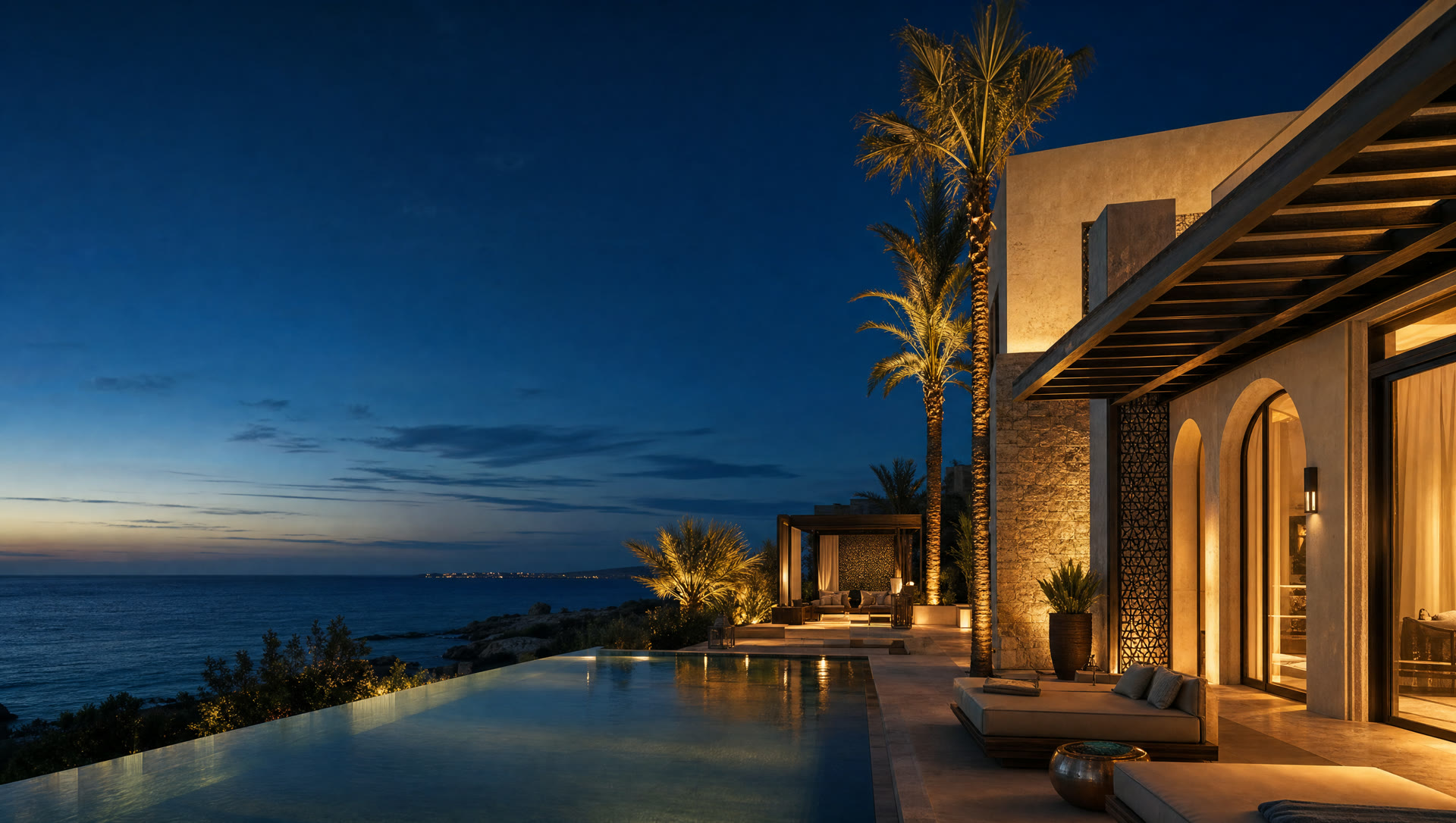 Moderne Premium-Residenz mit Pool an der marokkanischen Küste im Abendlicht